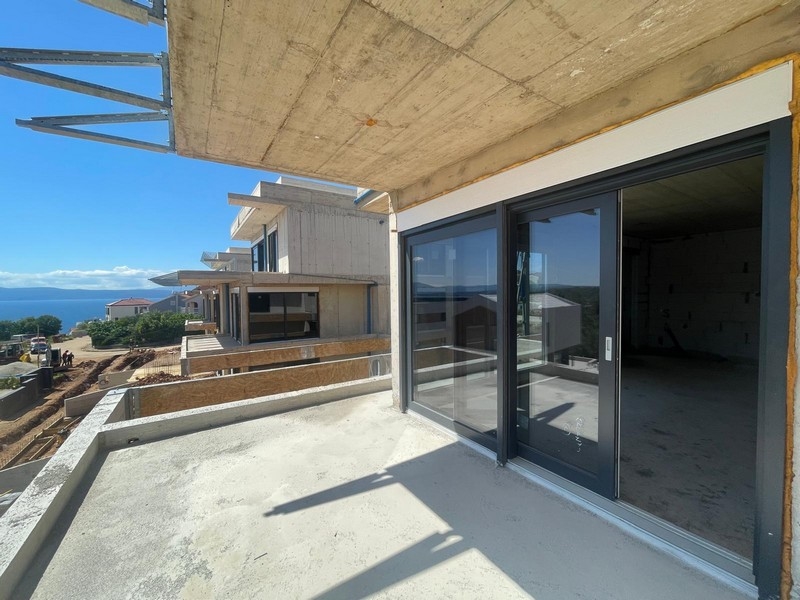 Taras z widokiem na morze na zboczu wzgórza