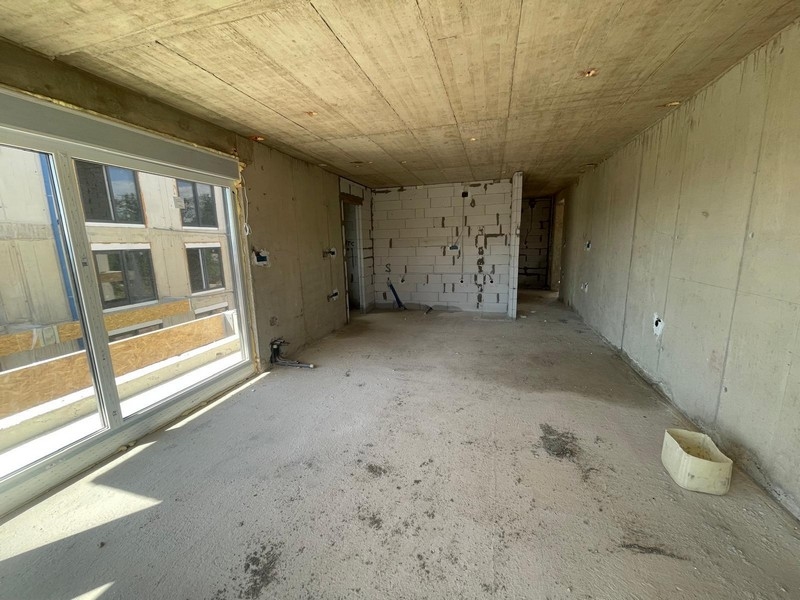 Wnętrze w stanie surowym z frontem okiennym