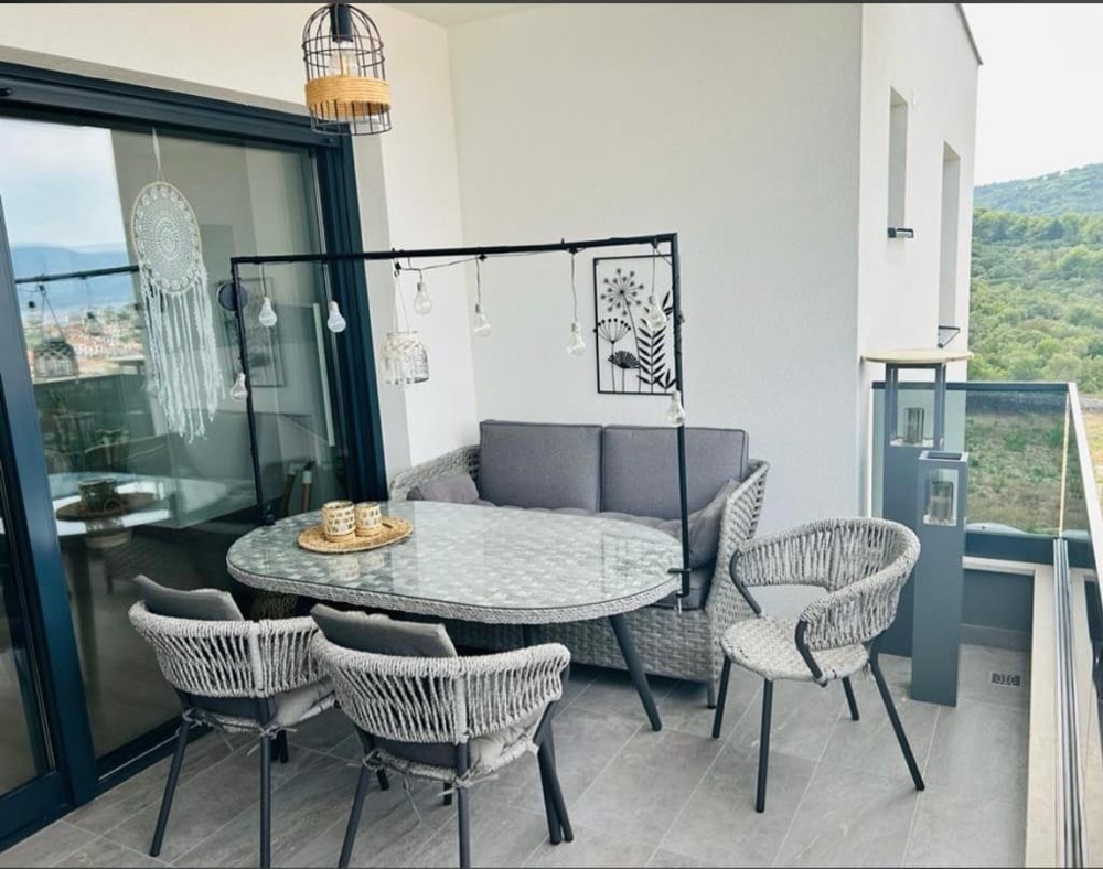 Taras ze stołem jadalnym - nieruchomość A3661 na Ciovo w Chorwacji.