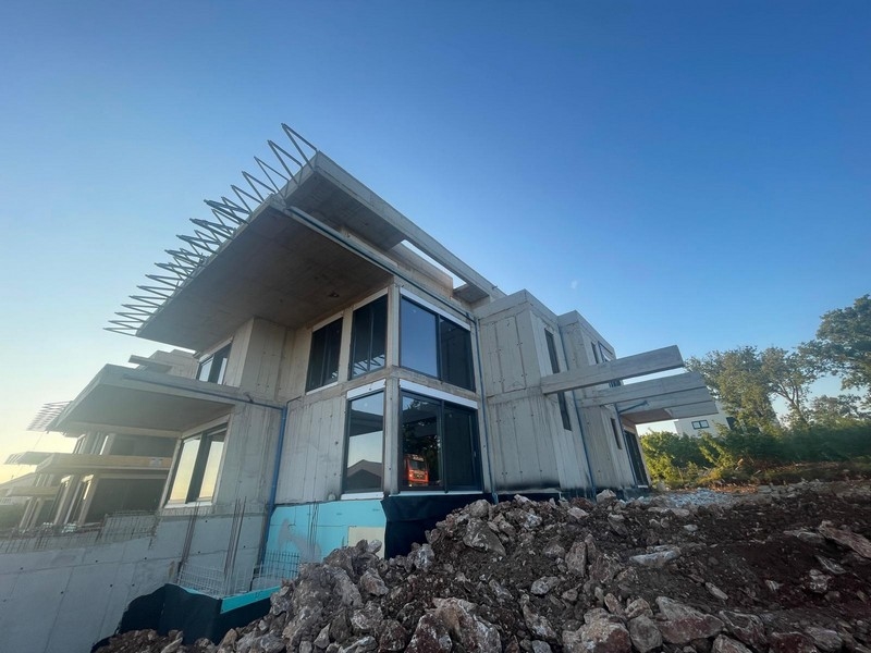 Stan surowy nowoczesnego kompleksu mieszkalnego