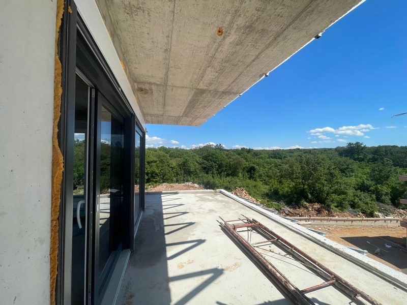 Duży taras z widokiem na zieleń