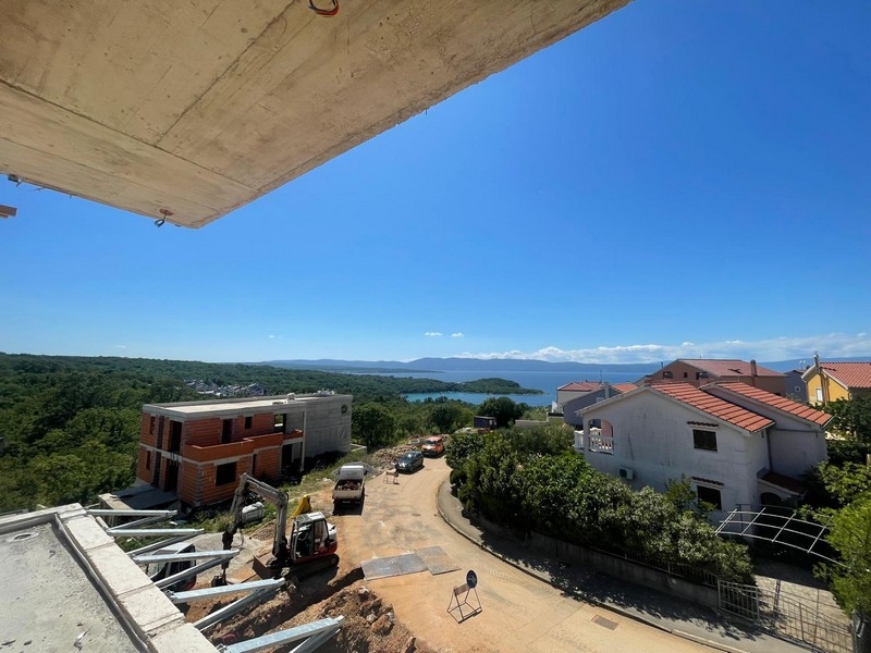 Widok na morze z placu budowy na zboczu wzgórza