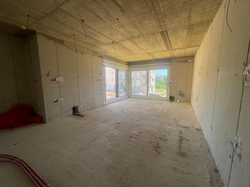 Widok wnętrza skorupy z dużymi powierzchniami okiennymi