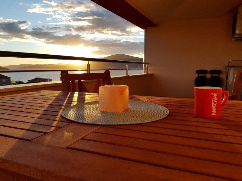 Widok na morze z tarasu A3665 na Ciovo w Chorwacji.