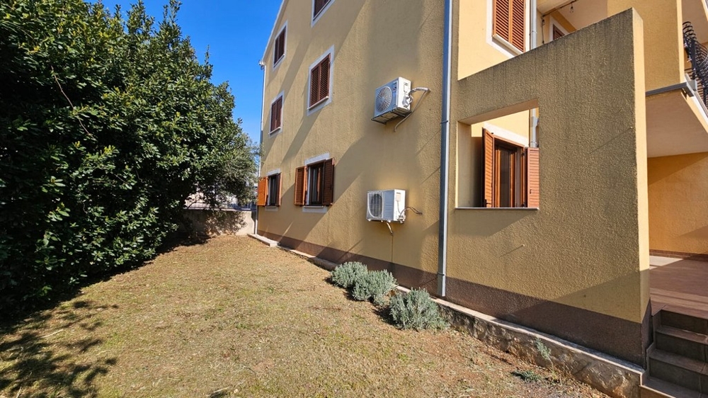 Widok na ogród z fasadą domu