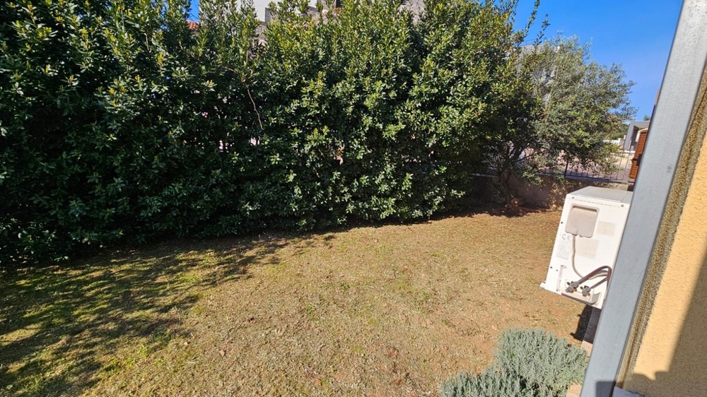 Nieruchomość z żywopłotem i klimatyzacją