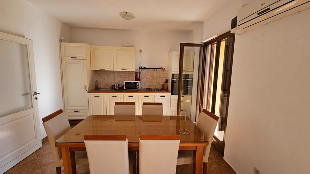 Kuchnia ze stołem jadalnym i drzwiami tarasowymi