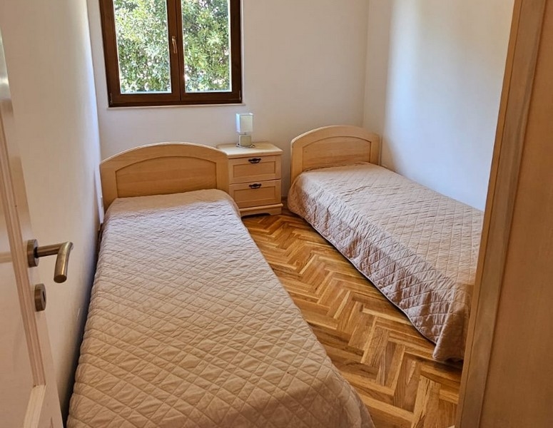 Sypialnia z dwoma pojedynczymi łóżkami