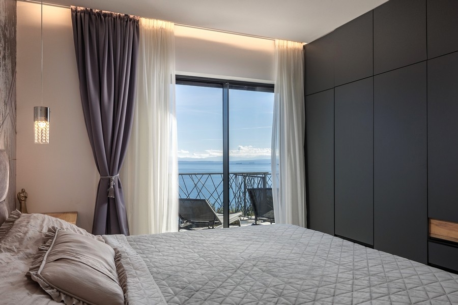 Sypialnia z widokiem na morze w nieruchomości A3669 w Chorwacji - Panorama Scouting.