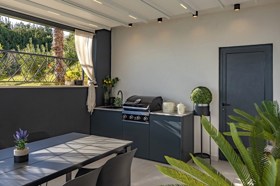 Letnia kuchnia z grillem na zewnątrz posesji A3669.