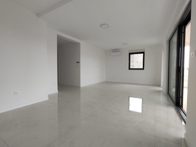 Jasny salon w apartamencie A3671 w Zadarze w Chorwacji.