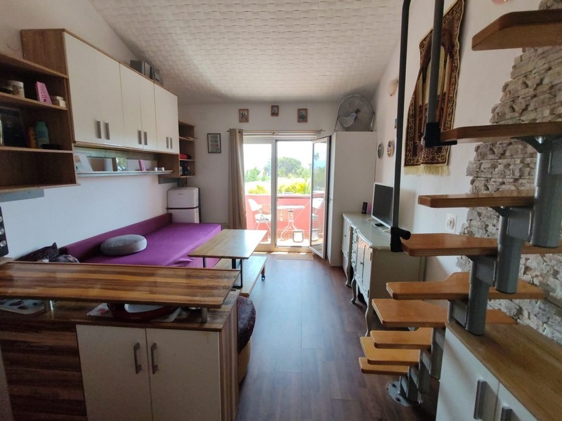 Część dzienna z wyjściem na balkon i widokiem na morze