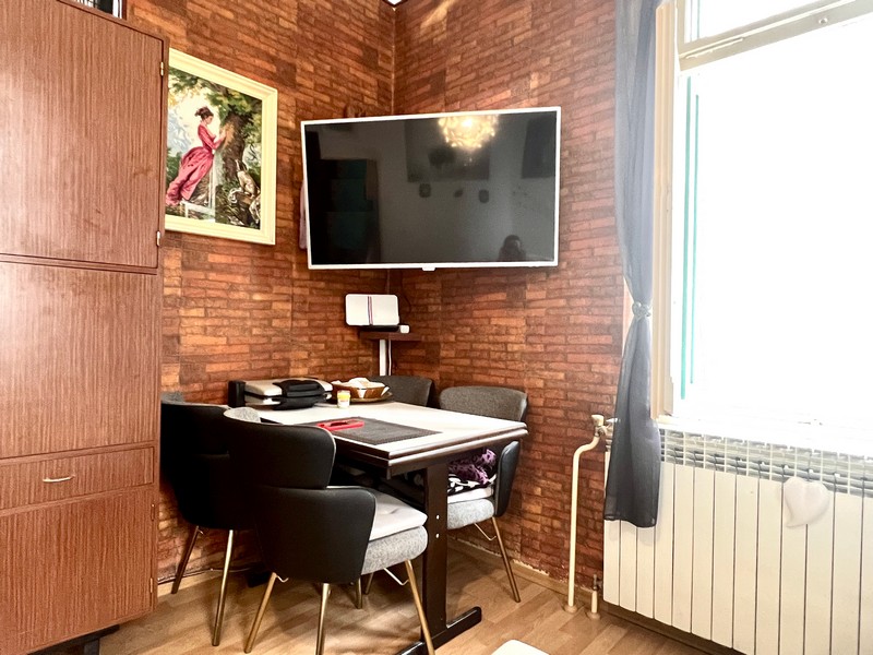 Jadalnia z telewizorem i panelami ściennymi