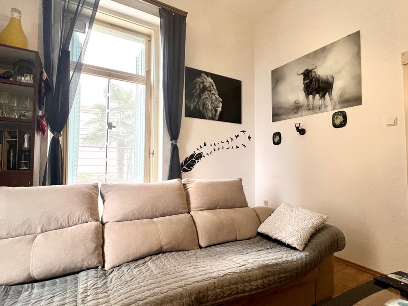 Pokój dzienny z sofą i malowidłami ściennymi