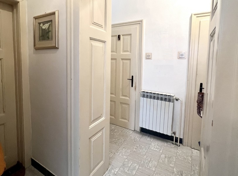 Sypialnia z czerwoną narzutą i oknem