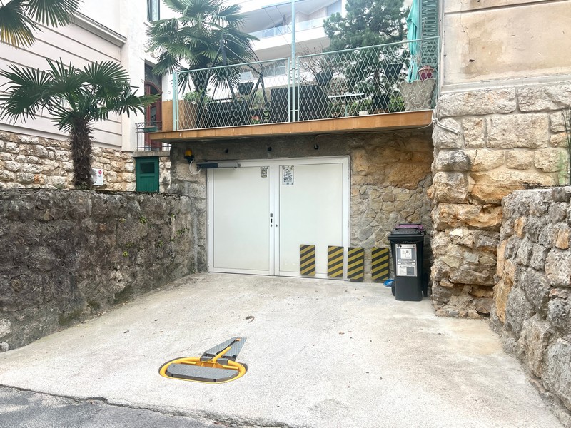 Wjazd do garażu z miejscem postojowym