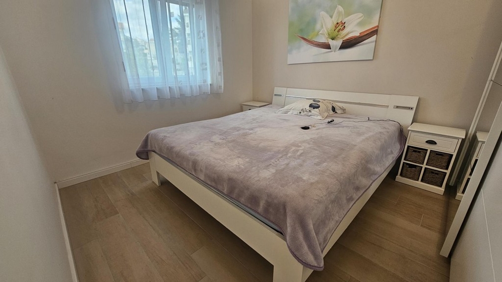 Sypialnia z podwójnym łóżkiem i oknem