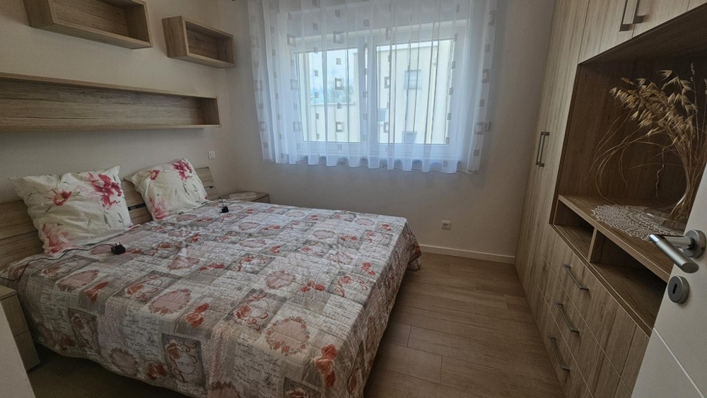 Druga sypialnia z wbudowaną szafą