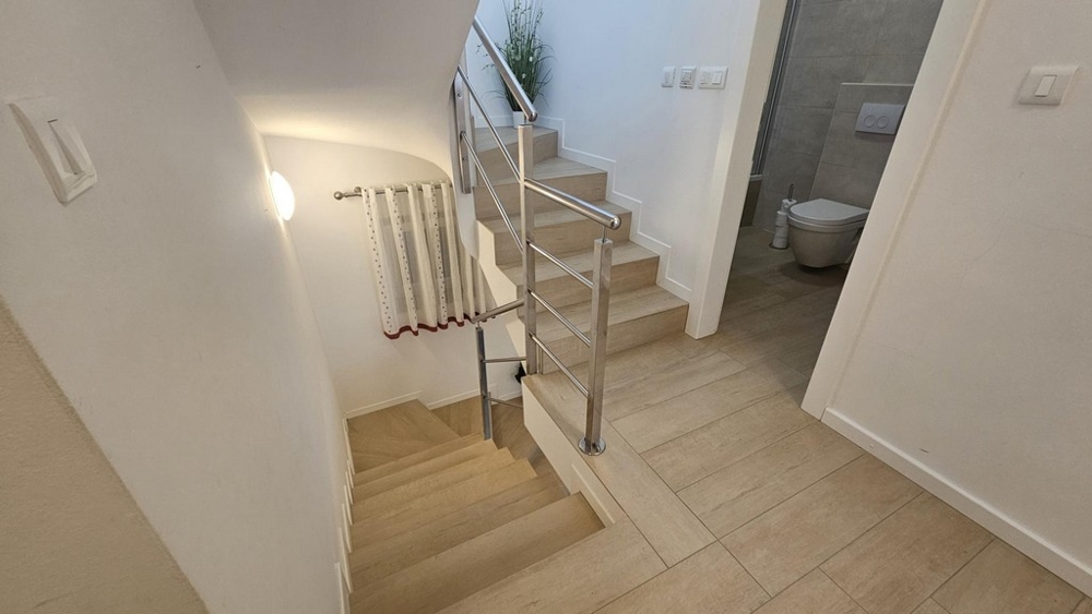 Schody z widokiem na łazienkę