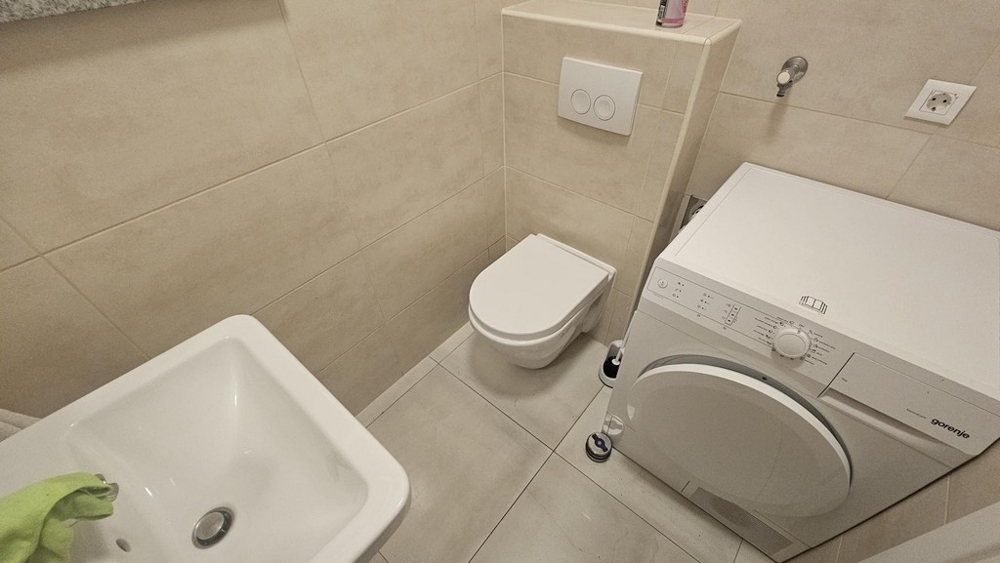 Toaleta dla gości z pralką
