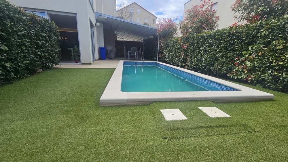 Basen w ogrodzie posesji A3675.