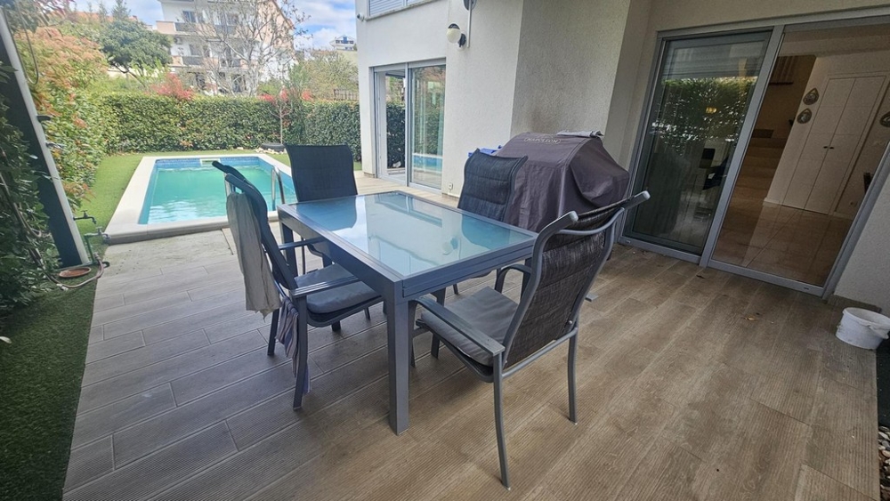 Zadaszony taras z widokiem na basen