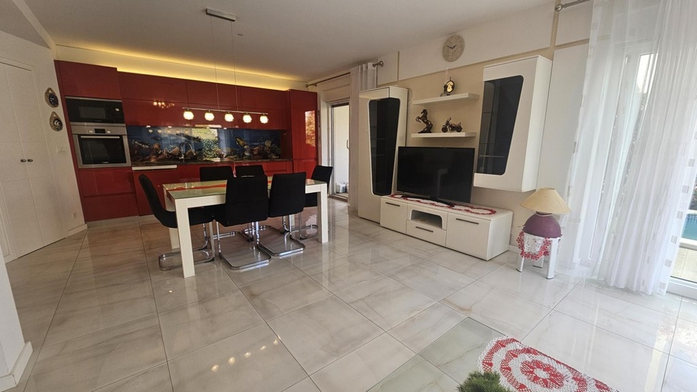 Otwarta kuchnia ze stołem jadalnym i salonem