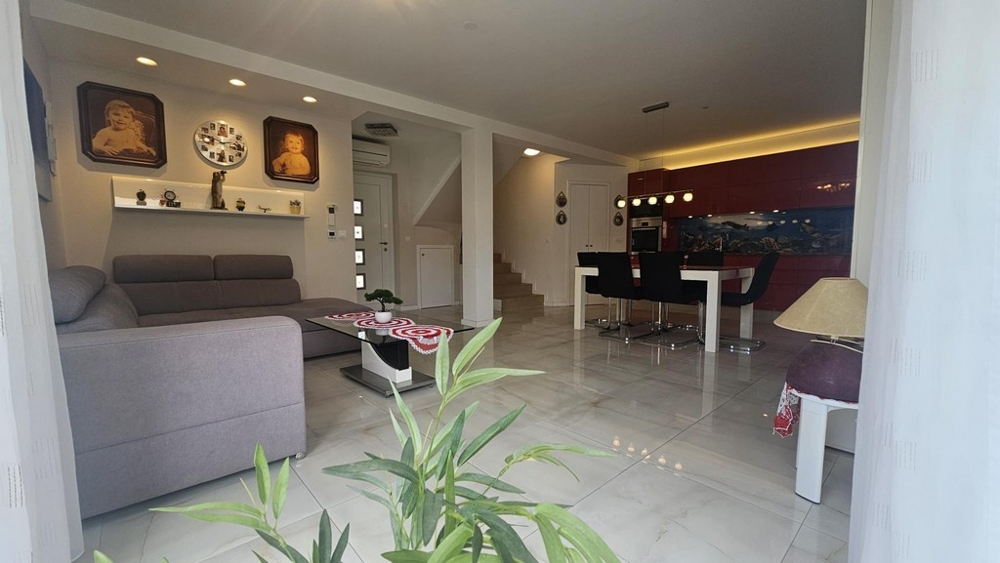 Widok na salon i jadalnię ze schodami