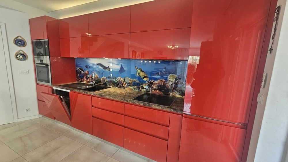 Nowocześnie urządzona kuchnia z motywem morskim