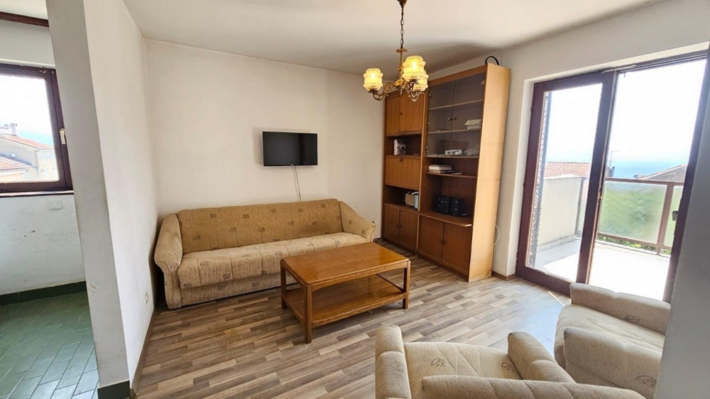 Pokój dzienny z wyjściem na balkon