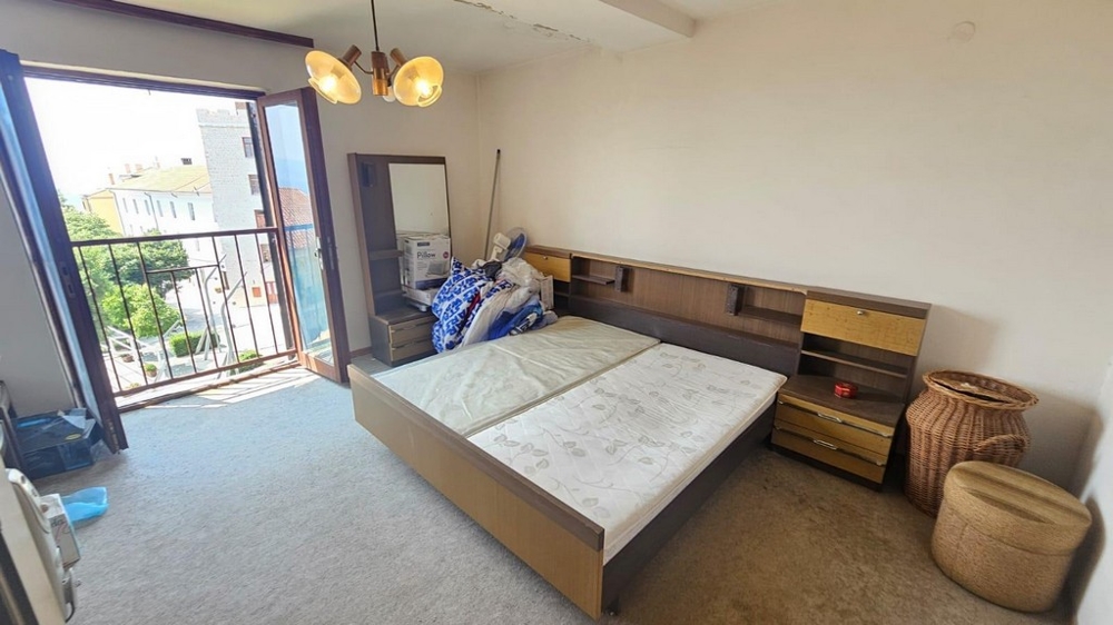 Sypialnia z łóżkiem małżeńskim i wyjściem na balkon