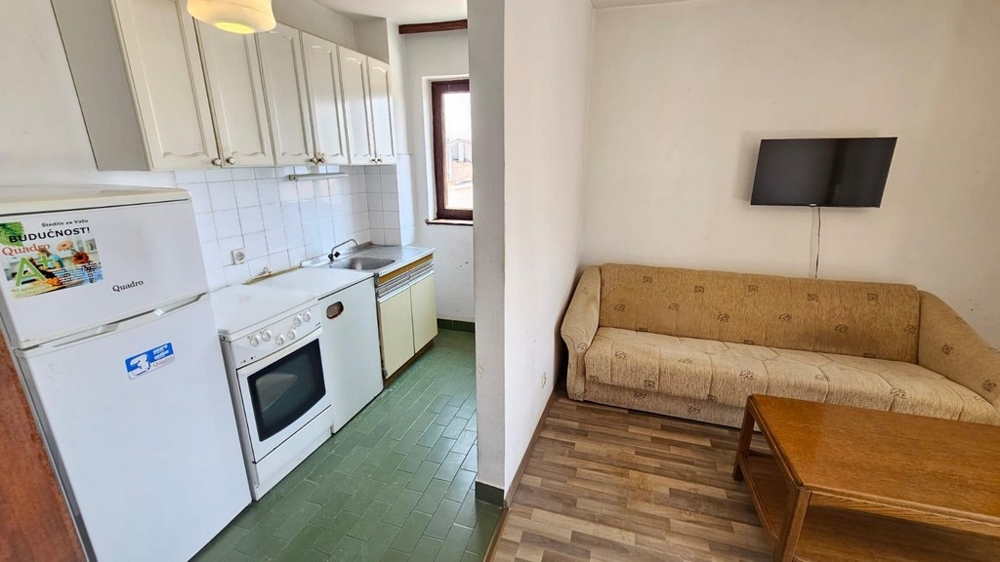 Mała kuchnia ze sprzętem AGD