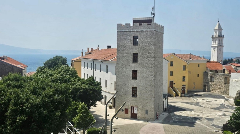 Zabytkowa wieża miejska z widokiem na morze