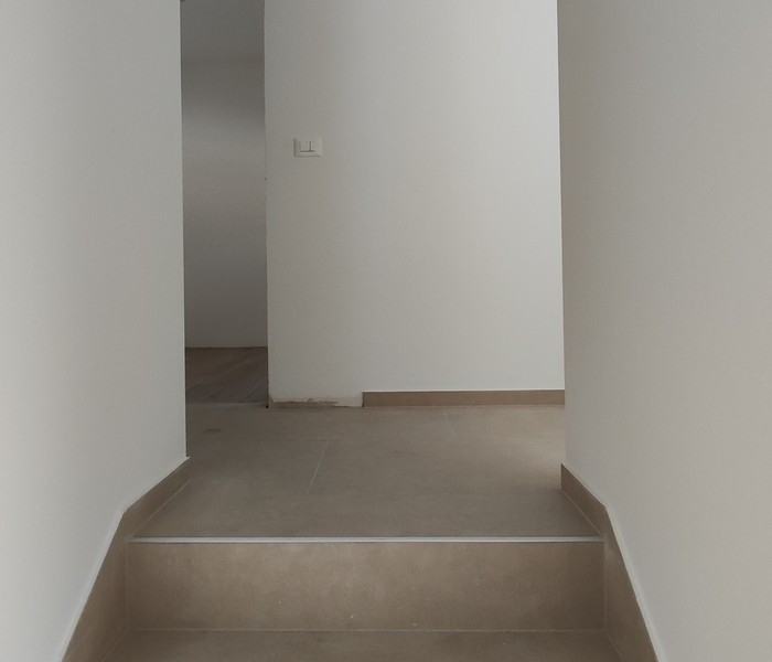 Schody z płytek i podestu pośredniego