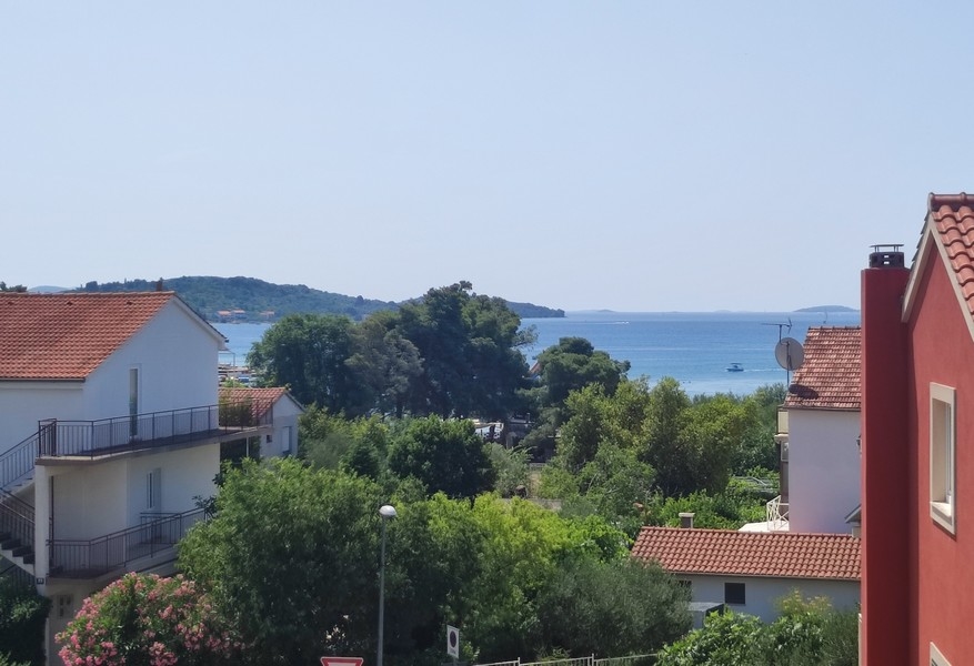 Widok na morze z górnego piętra budynku mieszkalnego.