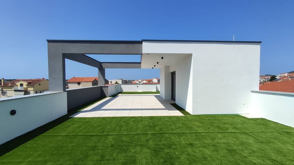 Nowoczesny taras na dachu nieruchomości S2 A3678 w Vodicach, Chorwacja.