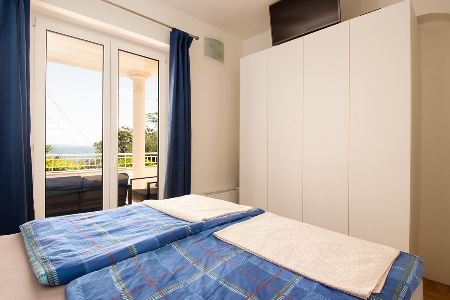 Sypialnia z widokiem na morze i garderobą
