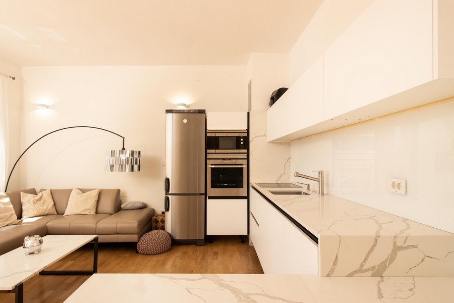 Nowoczesna kuchnia z marmurowym blatem i sprzętem AGD