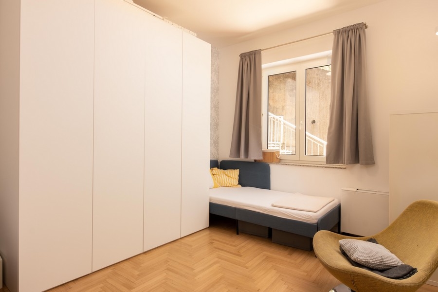 Sypialnia z łóżkiem pojedynczym i dużą szafą