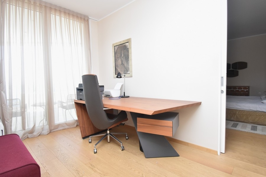 Pokój do nauki z dużym oknem i biurkiem