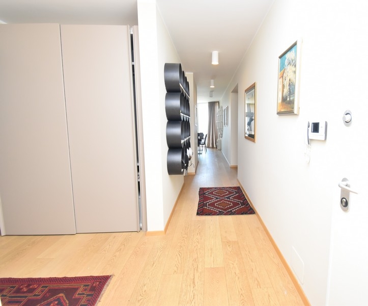 Przedpokój z wbudowanymi szafami i nowoczesnym designem