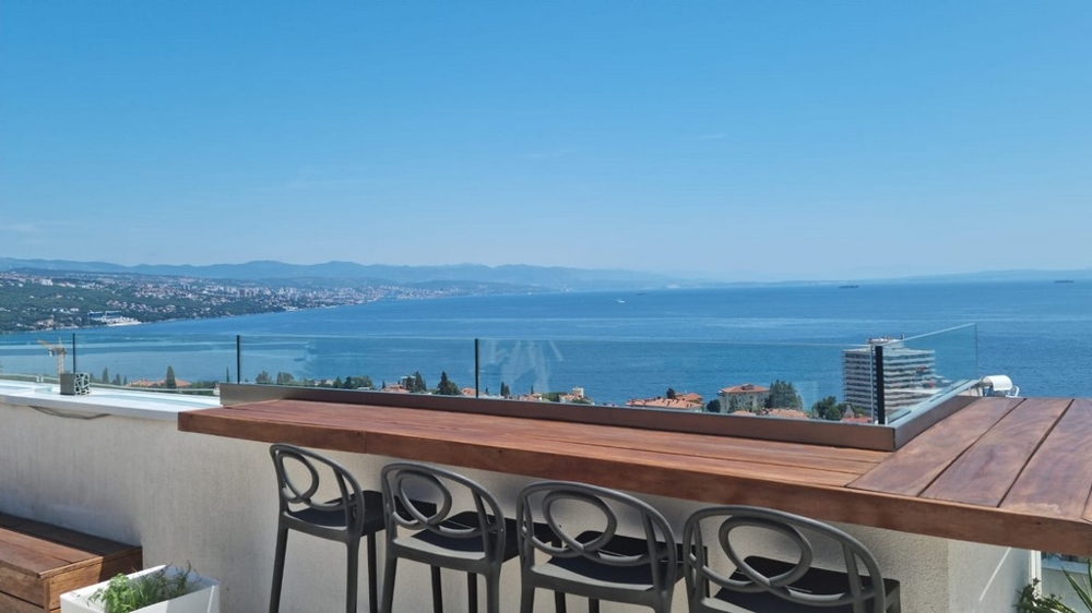 Panoramiczne widoki na morze i bar w nieruchomości A3681 w Opatija.