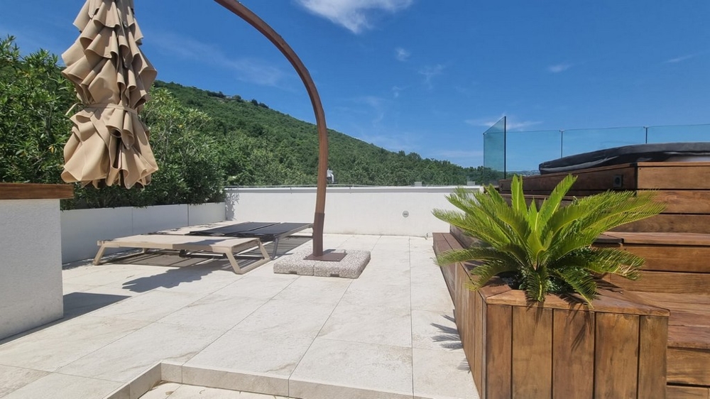 Taras na dachu z jacuzzi i leżakami