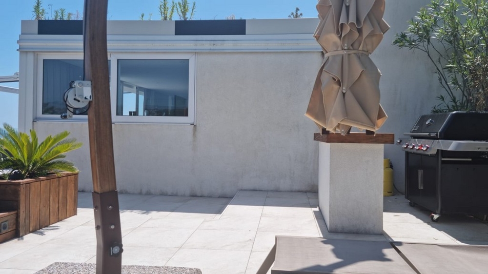 Miejsce do grillowania na prywatnym tarasie na dachu