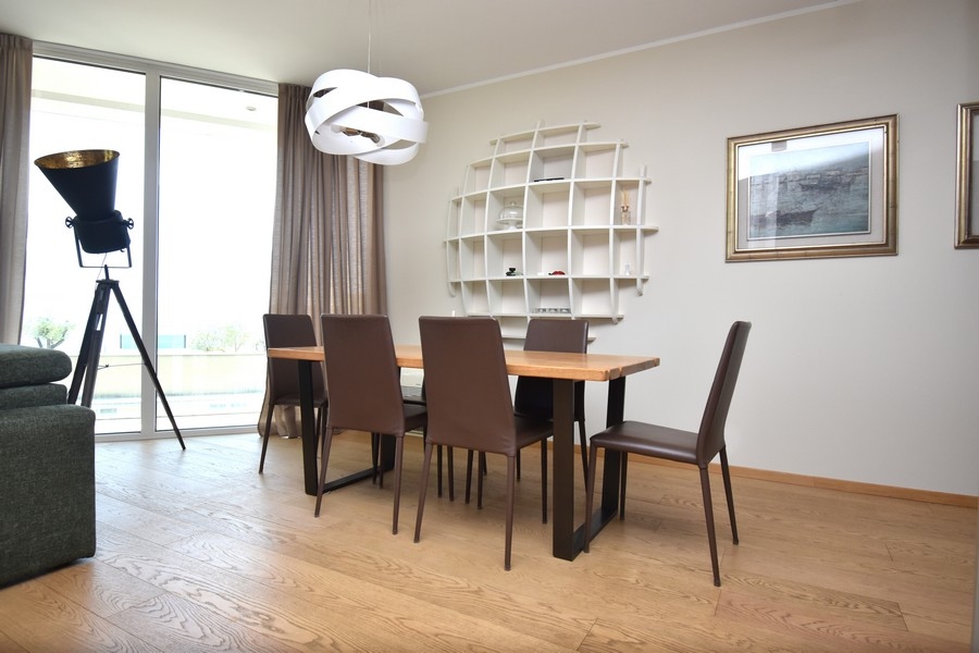 Jadalnia z dużym oknem i nowoczesnym designem