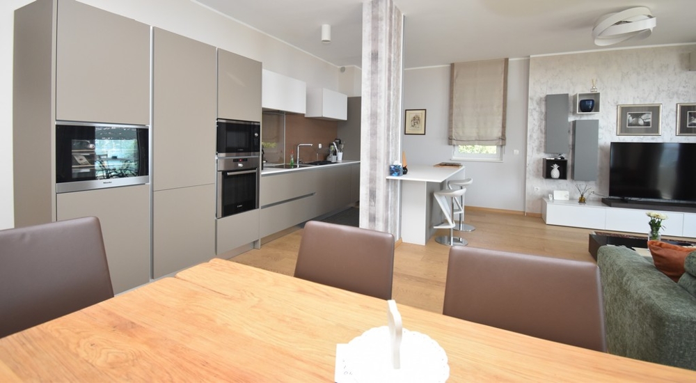 Otwarta kuchnia połączona z salonem