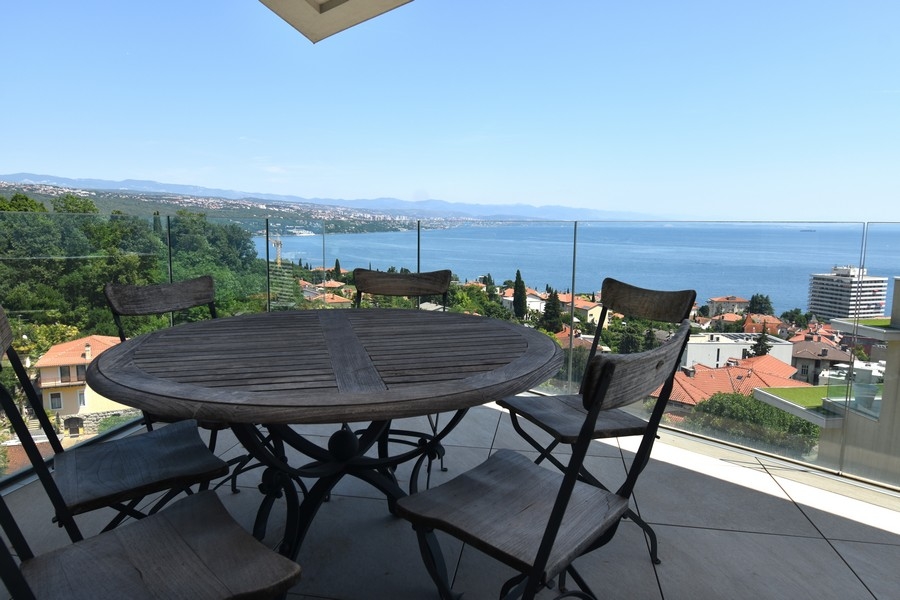 Balkon z widokiem na morze i częścią wypoczynkową