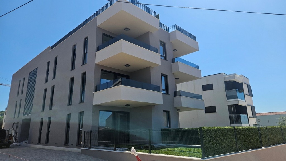 Nowo wybudowane apartamenty blisko morza w pobliżu Zadaru w Dalmacji.