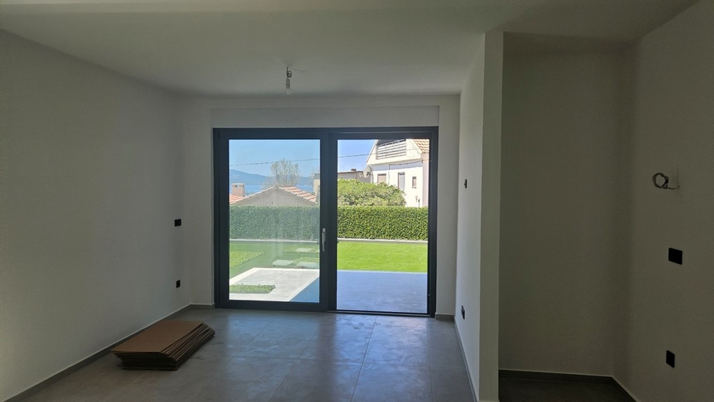 Pokój dzienny z widokiem na ogród