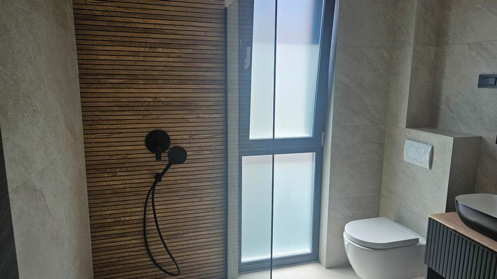 Łazienka z nowoczesnym prysznicem